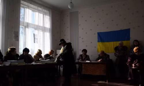Người dân miền đông tại các địa điểm do Kiev kiểm soát đi bầu cử.