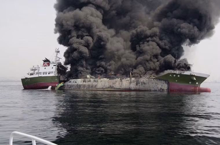 Tàu chở dầu 998 tấn Shoko Maru của Nhật vừa bốc cháy dữ dội ngoài khơi cảng Himeji của nước này vào 9 giờ 30 phút sáng theo giờ địa phương ngày 29/5/2014.