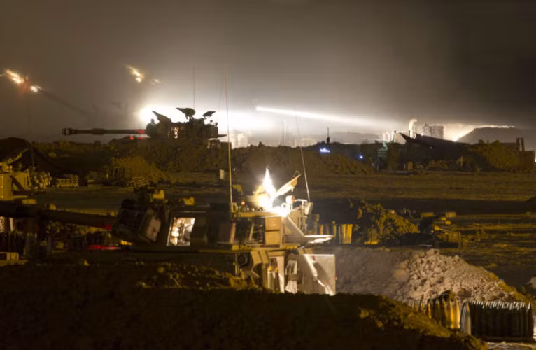 Pháo 155mm của Israel bắn về phía dải Gaza.