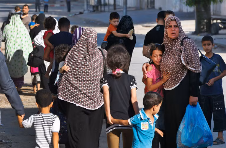 Cô bé người Palestine khóc khi theo mẹ sơ tán khỏi dải Gaza.