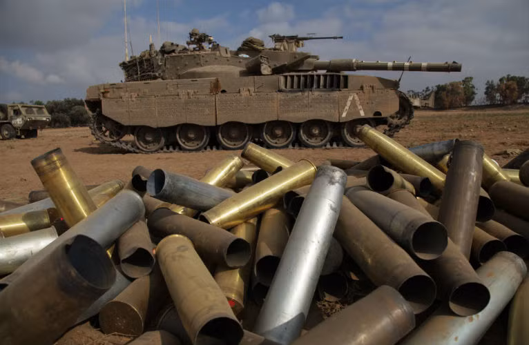 Một xe tăng Merkava bên cạnh các vỏ đạn rỗng đã bắn.
