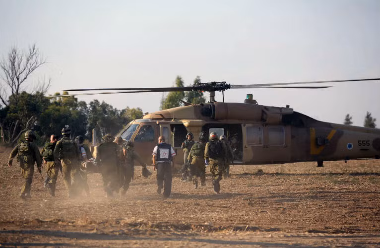 Binh sĩ Israel sơ tán binh sĩ bị thương.