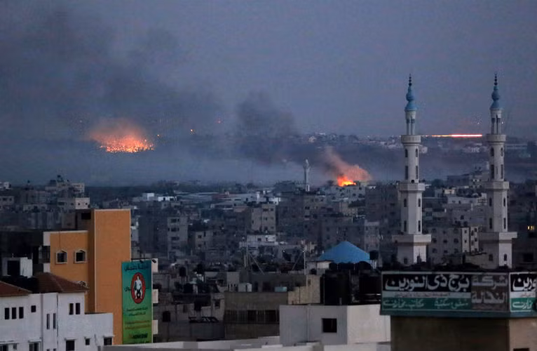 Khói bốc lên từ Al Shejaeiya, phía đông dải Gaza sau khi Quân đội Israel pháo kích.