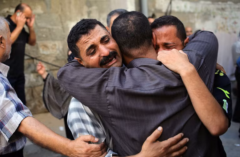 Thân nhân người Palestine khóc than sau khi người thân thiệt mạng sau cuộc pháo kích của Israel.