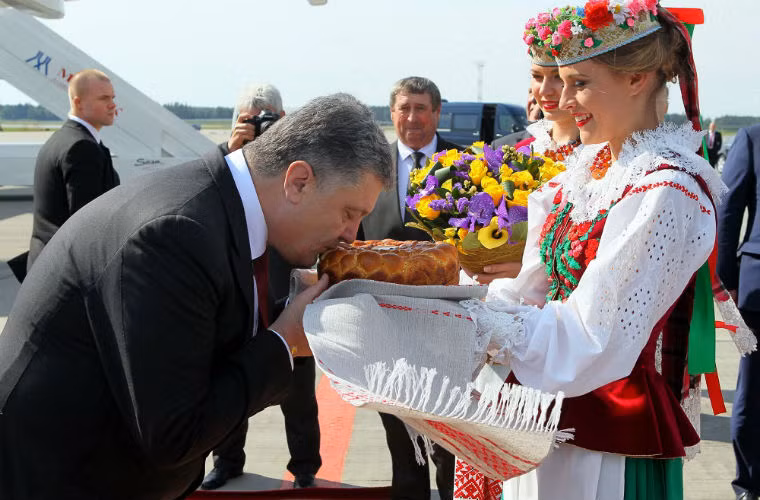 Tổng thống Ukraine hôn muối ăn và bánh mỳ sau khi xuống sân bay.