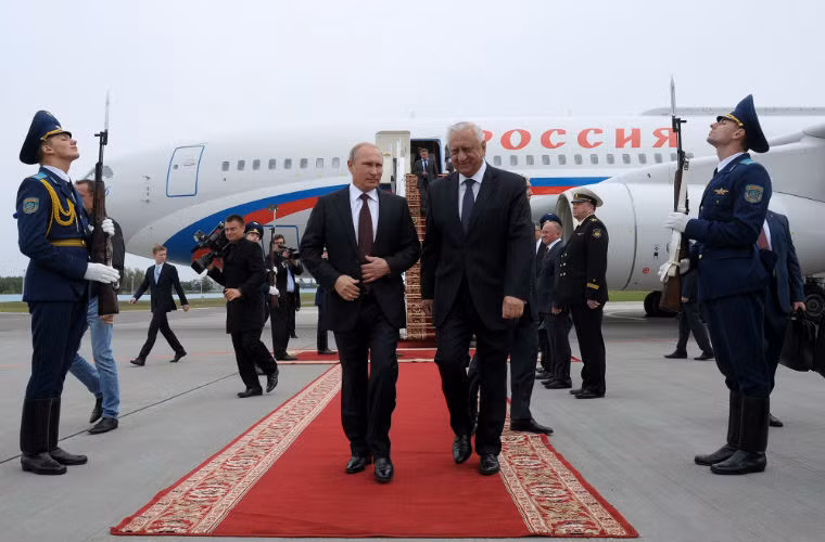 Thủ tướng Belarus Mikhail Myasnikovich chào đón Tổng thống Nga Vladimir Putin.