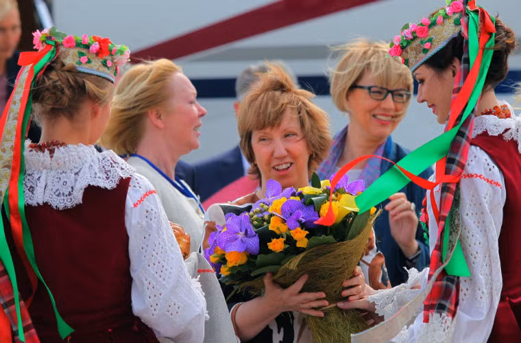 Phó Chủ tịch EC Catherine Ashton được tặng hoa sau khi xuống sân bay.