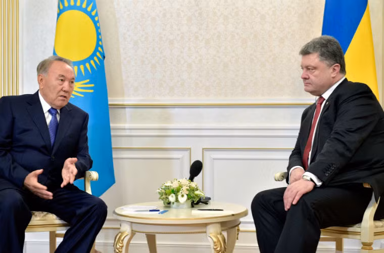 Tổng thống Kazakhstan Nursultan Nazarbayev hội đàm với Tổng thống Ukraine Petro Poroshenko.