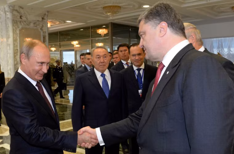 Ông Putin và ông Petro Poroshenko cũng có cuộc hội đàm song phương tại Minsk. Cái bắt tay giữa 2 người cho thấy sự bằng mặt mà không bằng lòng giữa 2 bên.