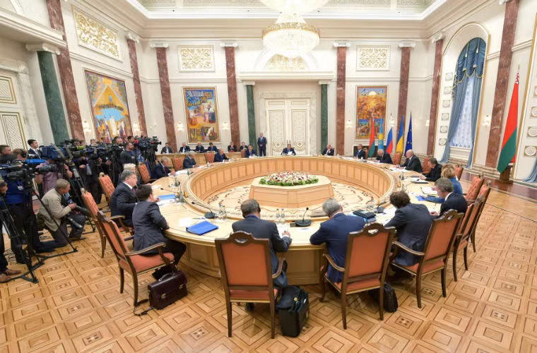 Đại diện các nước Belarus, Kazakhstan, và Russia cùng với Phó Chủ tịch EC họp bàn.