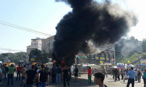 Khói đen bao phủ quảng trường Maidan.