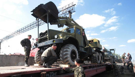 Các trang bị công binh được phía Nga đưa lên tàu rời Crimea tới Ukraine.