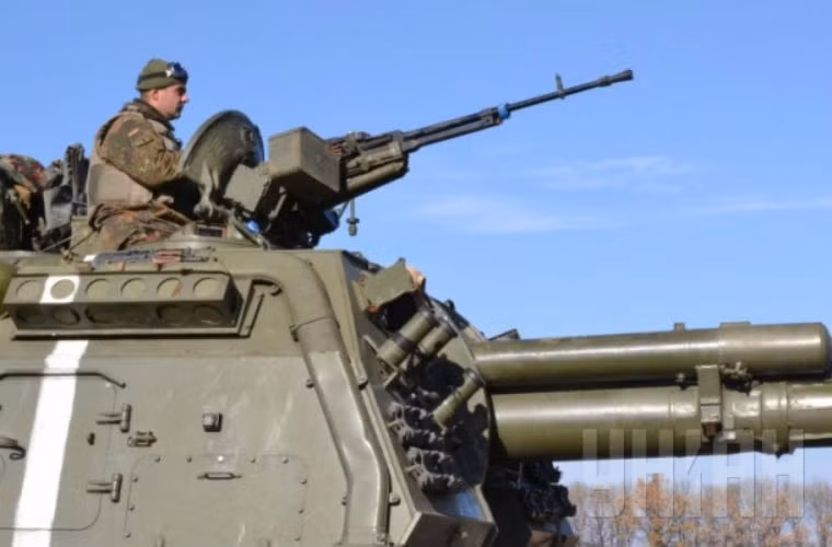 Binh sĩ Ukraine trong tình trạng trực chiến, bảo vệ pháo tự hành.