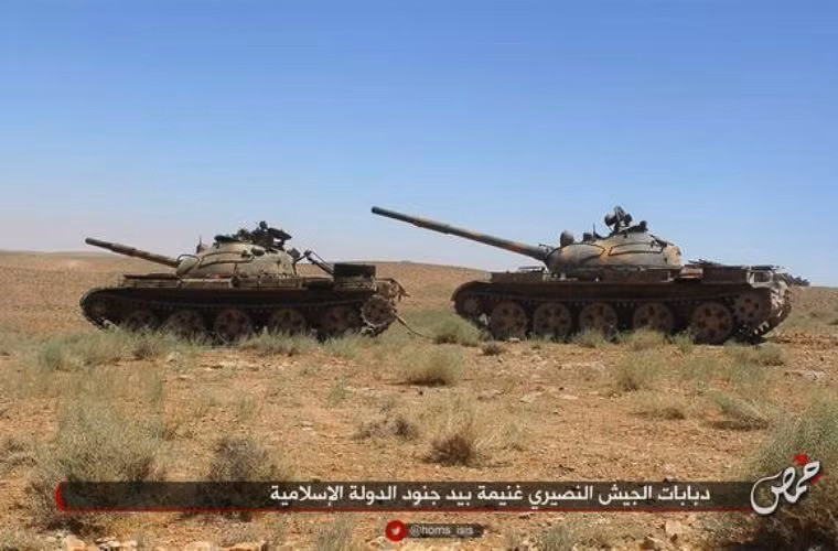 IS cũng có 15 chiếc xe tăng T-62 được trang bị pháo 115mm và 2 súng máy phụ.