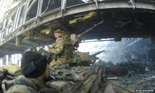 Lính Ukraine ở sân bay Donetsk.