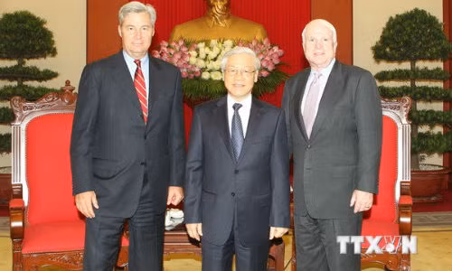 Tổng Bí thư Nguyễn Phú Trọng tiếp Thượng nghị sỹ John McCain và Thượng nghị sỹ Sheldon Whitehouse sang thăm và làm việc tại Việt Nam.