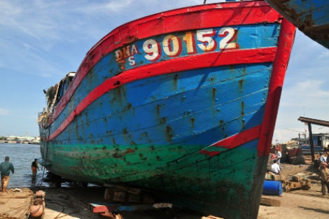 Tàu cá Dna 90152 TS được trục vớt và đưa về bờ ngày 2/6.