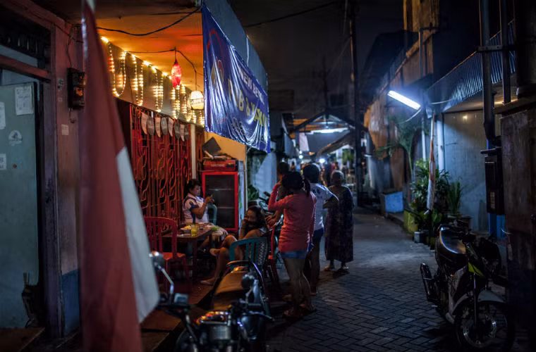 Cả một hệ thống kinh tế đã được lập nên quanh Ngõ Dolly, như bán đồ ăn hay trông xe.