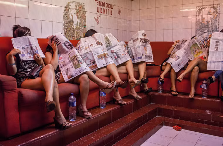 Chính phủ Indonesia đưa ra mức đền bù khoảng 500 USD một người cho tổng số khoảng 1.400 gái mại dâm trong khu vực, nhằm bù lại khoản thu nhập bị mất của họ sau khi Ngõ Dolly bị đóng.