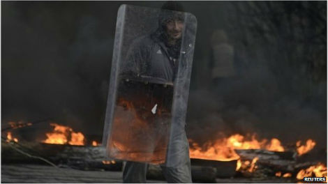 Người biểu tình miền đông Ukraine học cách sử dụng bánh xe làm công sử để đốt khi cần của Maidan.