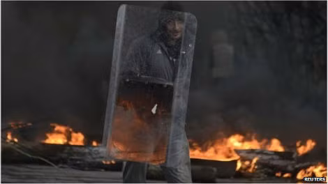 Người biểu tình miền đông Ukraine học cách sử dụng bánh xe làm công sử để đốt khi cần của Maidan.