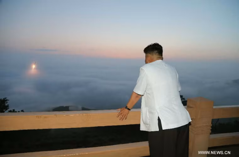 Ông Kim Jong-un ngắm tên lửa được phóng đi.