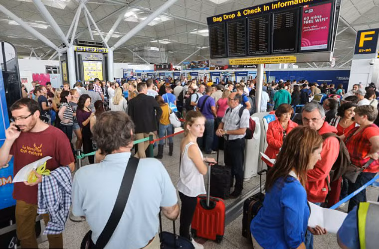 Hành khách đừng chờ ở sân bay Stansted tại London, Anh vì các chuyên bay về Pháp bị hủy bỏ.
