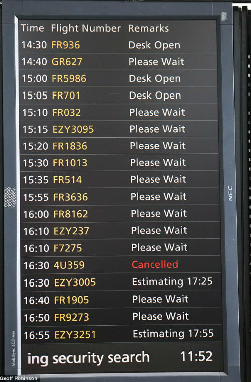 Danh sách các chuyến bay đến hoặc đi từ Pháp bị hủy và hoãn kéo dài liên tục.