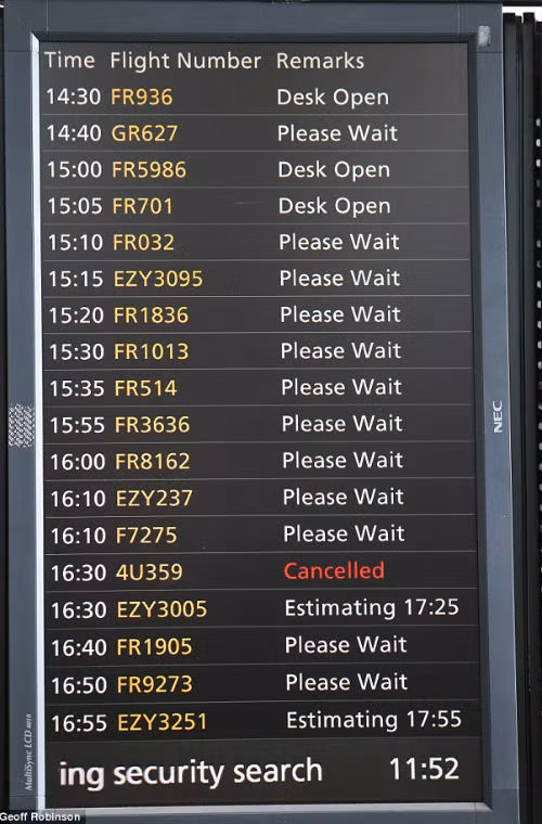 Danh sách các chuyến bay đến hoặc đi từ Pháp bị hủy và hoãn kéo dài liên tục.