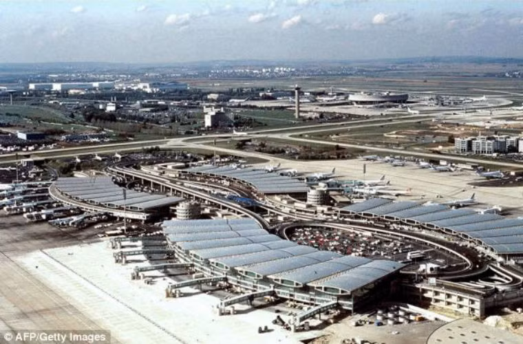 Sân bay Charles de Gaulles của Pháp trong cuộc đình công. Hiện đang là mùa du lịch ở Pháp và cuộc đình công này sẽ gây ra nhiều hậu quả khôn lường.