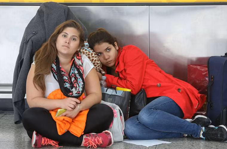 Các sân bay đang rơi vào bấn loạn trong việc tìm nhân viên mới để thay thế tạm thời.