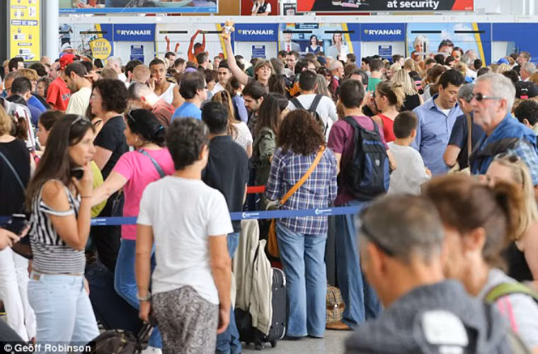 Các nhân viên không lưu trên toàn nước Pháp phản đối tình trạng không có đủ nguồn tài chính để hiện đại hóa dịch vụ quan trọng này. Cuộc đình công được tiến hành nhằm phản đối kế hoạch cắt giảm ngân sách đề phù hợp với cuộc cải cách hệ thống kiểm soát không lưu của toàn châu Âu.