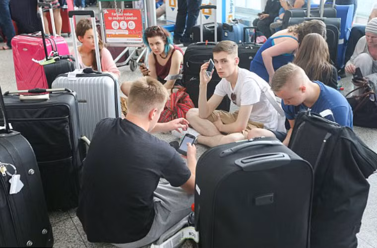 Hàng ngàn hành khách, trong đó có rất nhiều trẻ em bị mắc kẹt ở sân bay nhiều giờ liền.