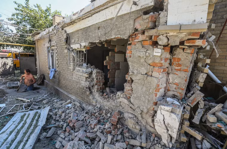 Nhiều ngôi nhà bị tàn phá sau các đợt pháo kích.