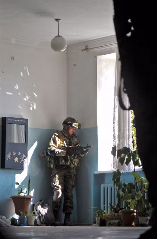 Binh sĩ Ukraine trong vòng vây của lực lượng ly khai.