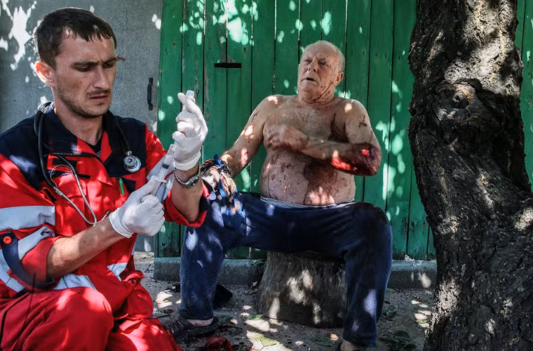 Người dân bị thương đang được nhân viên y tế sơ cứu.