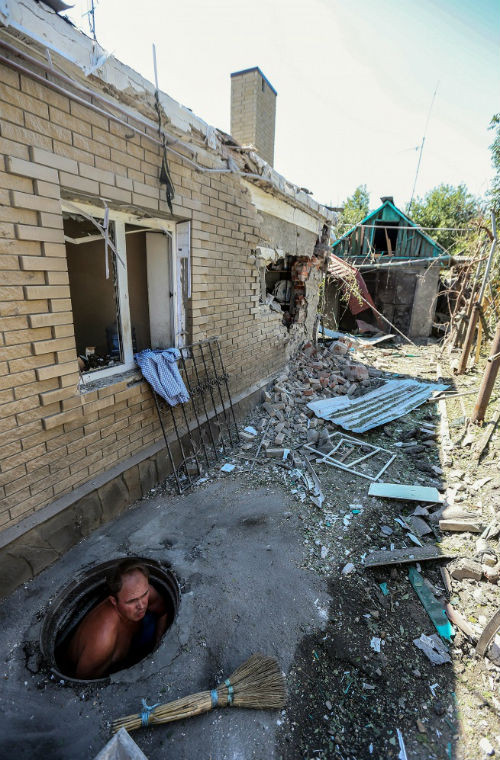 Hầm cá nhân xuất hiện ở khắp nơi do các đợt pháo kích của quân chính phủ.