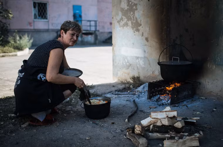 Người dân phải sống bằng bếp củi khi gas và điện đều bị cắt.