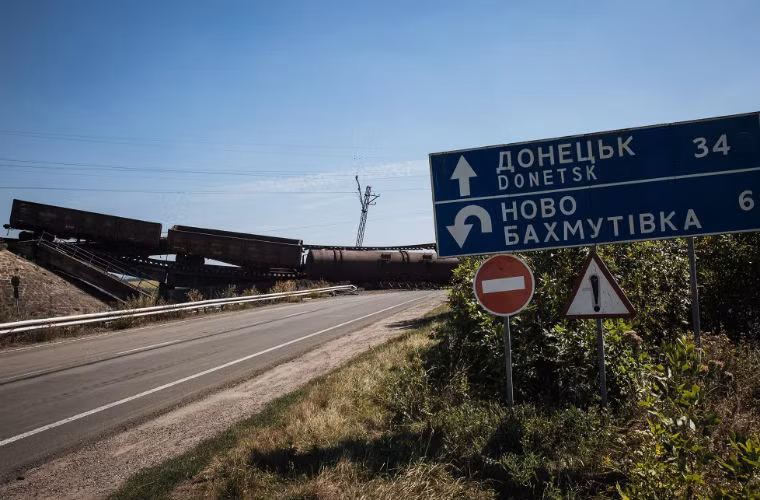 Giao tranh dữ dội ở miền đông khiến nhiều cơ sở vật chất dân sự bị phá hoại nặng nề.