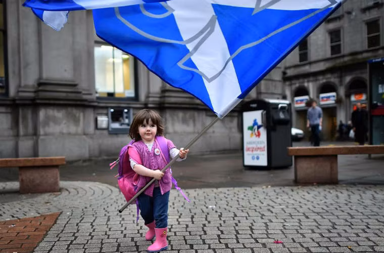 Một bé gái đang vẫy lá cờ Yes ở Scotland.