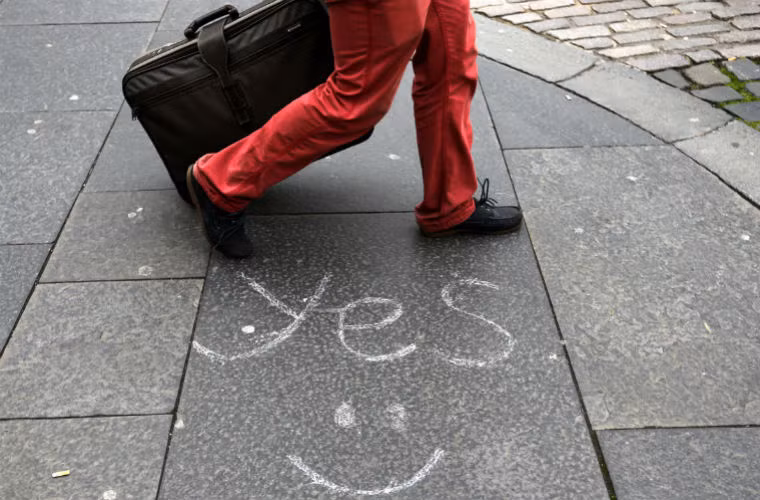 Thông điệp "Yes" được vẽ trên đường phố ở Edinburgh, Scotland.