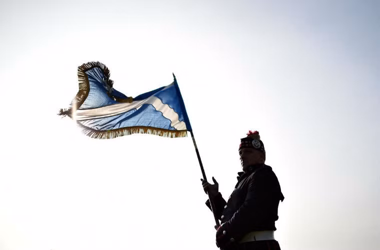 Tuy nhiên, một cuộc thăm dò trên mạng của công ty ICM lại cho thấy những người ủng hộ ly khai đang dẫn trước với 54%, còn những người ủng hộ sự hợp nhất chiếm 46%. Tỷ lệ cử tri đi bầu dự kiến lên tới 80% hoặc cao hơn thế.