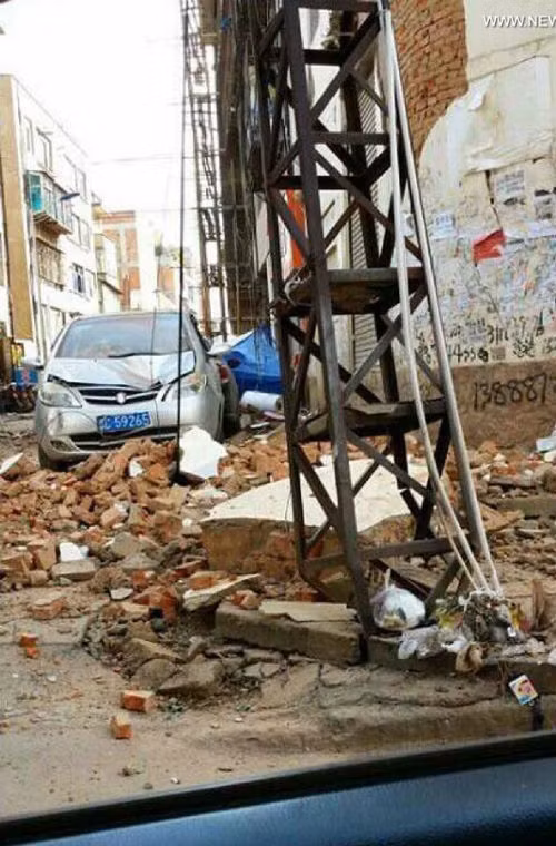 Cảnh tượng đổ nát xuất hiện ở khắp nơi.