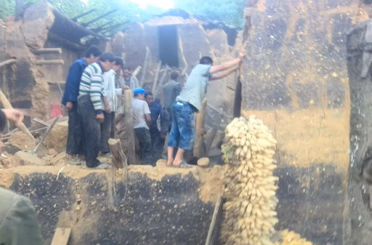 Người dân địa phương tích cực tìm kiếm người bị nạn sau trận động đất.