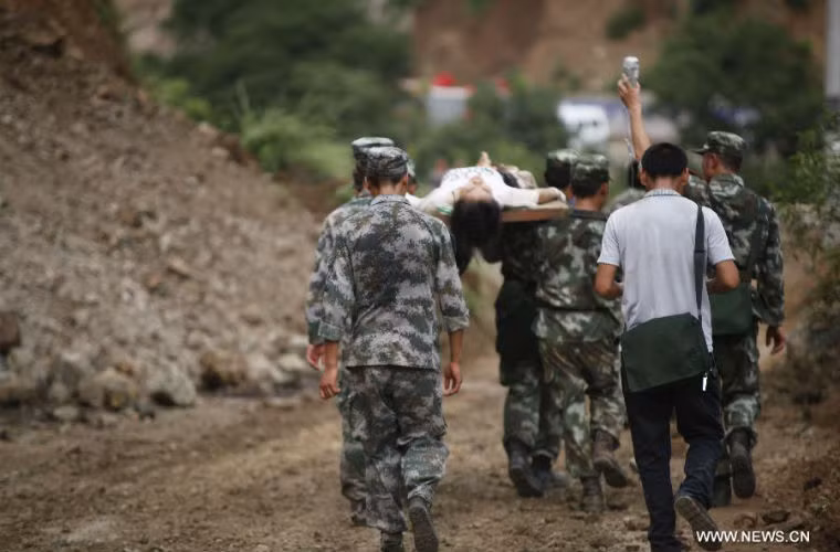 Hơn 12.000 ngôi nhà bị phá hủy và 30.000 ngôi nhà bị hư hại nặng sau trận động đất.