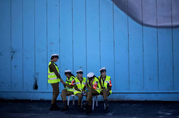 Nữ cảnh sát Israel nghỉ ngơi sau giờ làm nhiệm vụ.