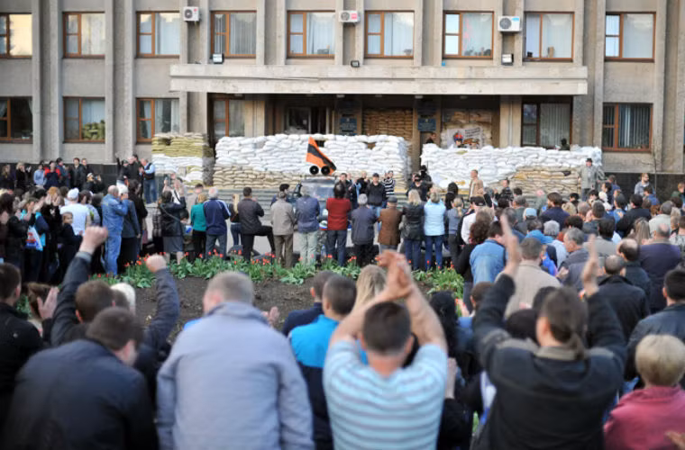 Ngày 18/4, người biểu tình vẫn tiếp tục chiếm giữ các tòa nhà chính quyền và cho biết họ sẽ không lùi bước nếu chính phủ Kiev không tự giải tán. Người biểu tình ở các tỉnh miền đông Ukraine cho rằng chính phủ Kiev cũng là một chính phủ “bất hợp pháp”.