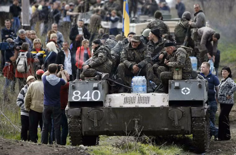 Tuy nhiên, trong ngày thứ 2, lực lượng Quân đội Ukraine gặp nhiều sự cản trở của người dân trên đường tiến quân về thành phố Kramatorsk.