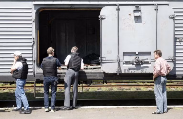 Nhân viên OSCE thị sát toa tàu lạnh chứa thi thể các nạn nhân Mh17.