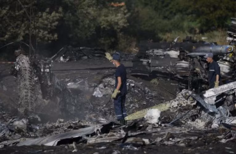 Nhân viên Bộ Khẩn cấp Ukraine làm việc tại khu vực MH17 bị rơi.